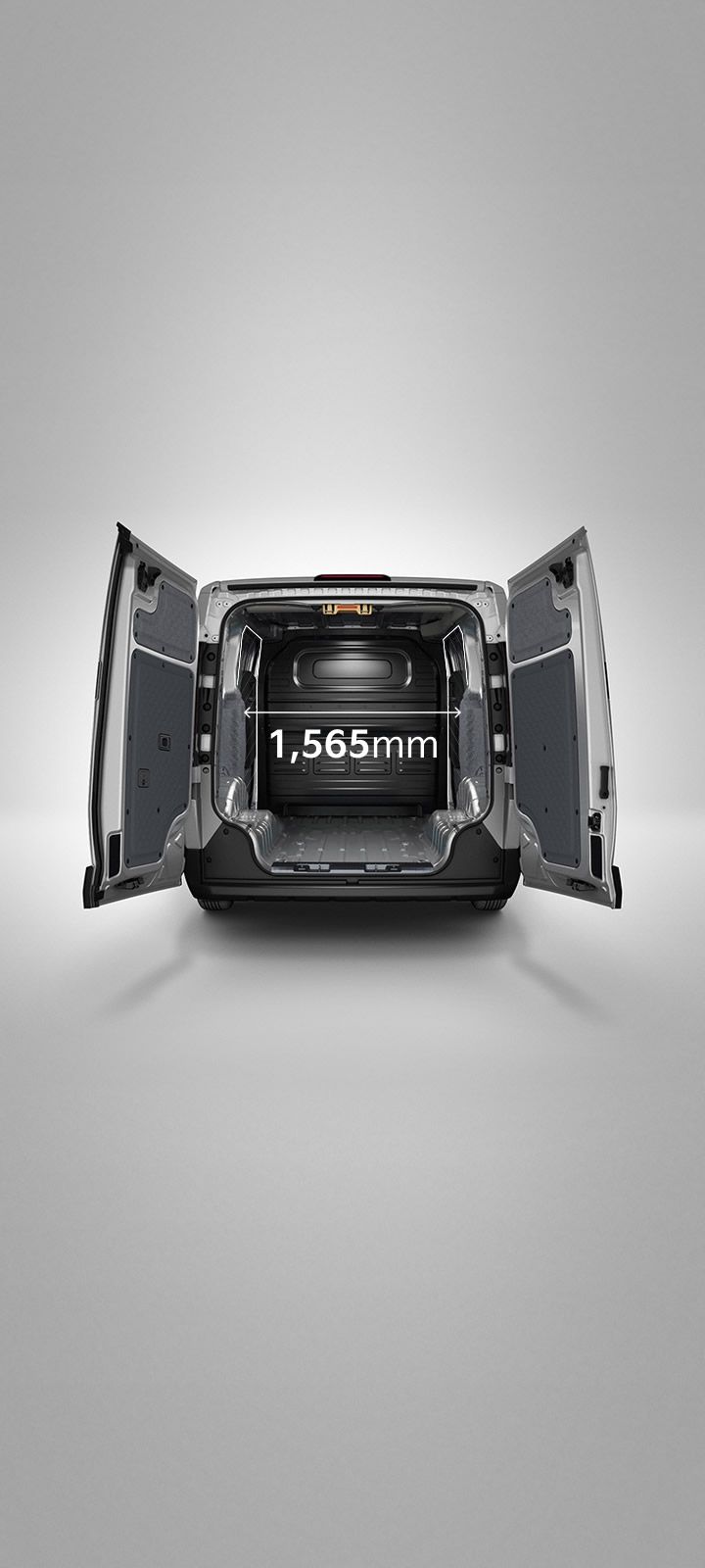 Ansicht des Kia PV5 Cargo von hinten mit geöffneten Laderaumtüren.