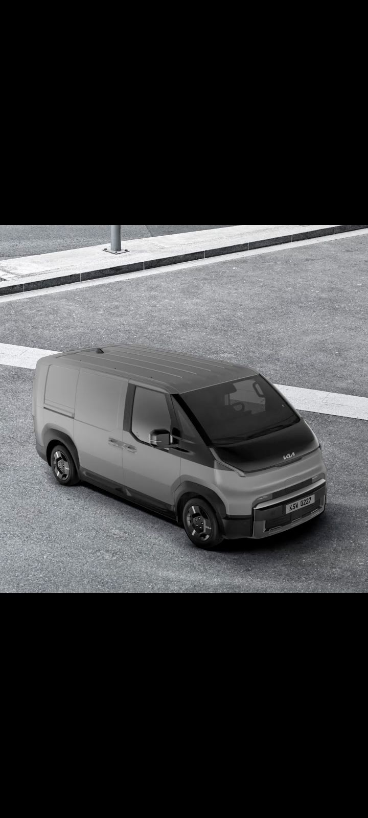 Kia PV5 Cargo mit Dachträger in schräger Frontansicht.
