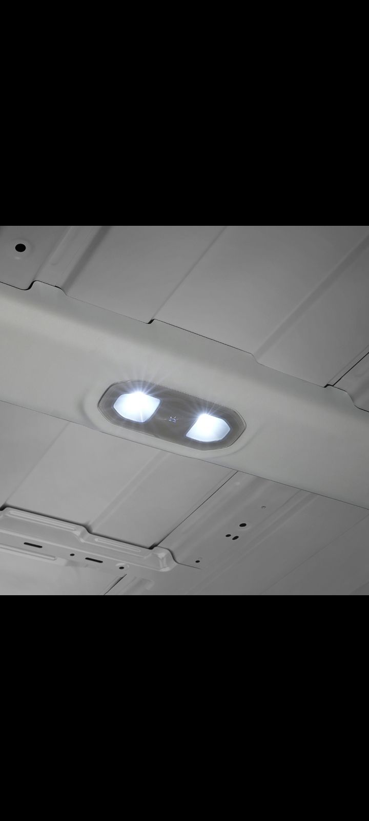 Detailansicht der Deckenbeleuchtung im Innenraum des Kia PV5 Cargo.