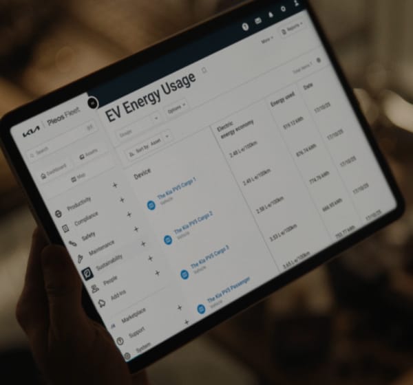 Nahaufnahme eines Tablet-Bildschirms mit Kia FMS und Fahrzeugstatusüberwachung